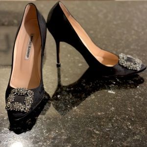 MANOLO BLAHNIK BLACK SATIN JEWEL BUCKLE PUMPS, SIZE 39.5